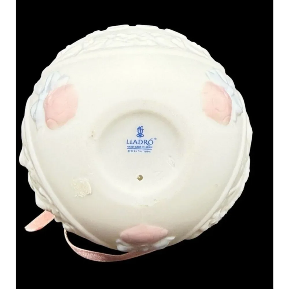 Lladró 1996 Annual Christmas Ball Porcelain Ornament .